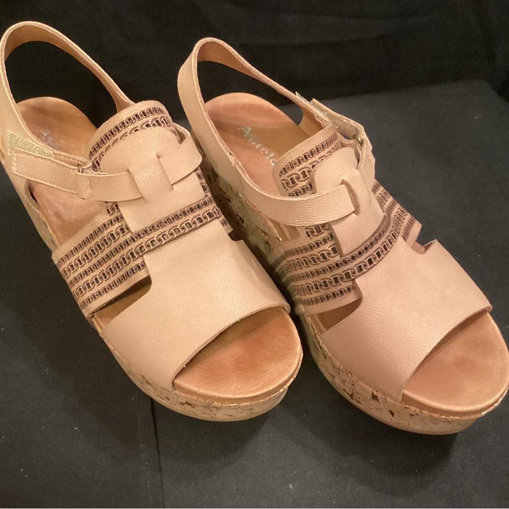 Antelope tan leather wedge sandals size 39 or 9usa. EUC - Picture 6 of 10